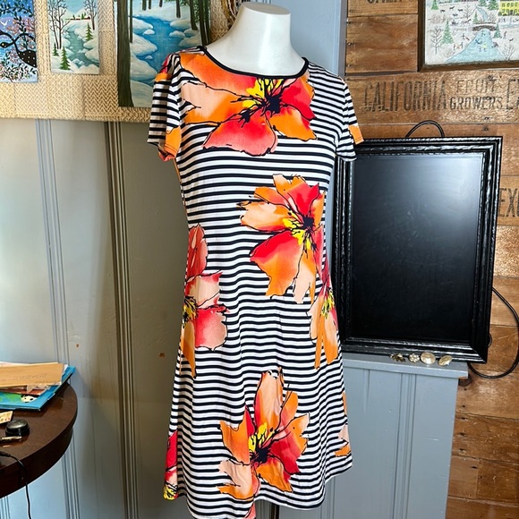Tiana B Dress Printed Minidress bold floral and striped shirt sleeve lightweight - Picture 3 of 14